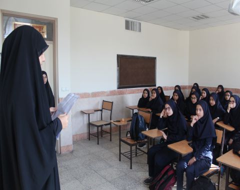 حضور دختر شهید مدافع حرم شهید جواد جهانی در آموزشگاه