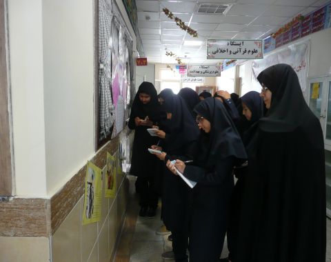 برگزاری مسابقه مقاله نویسی برداشت دانش آموزان از نمایشگاه پوسترهای شهدا