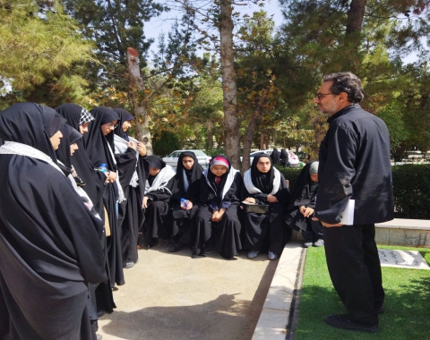 حضور دانش آموزان هیئت اخلاص در گلزار شهدای بهشت رضا در هفته دفاع مقدس